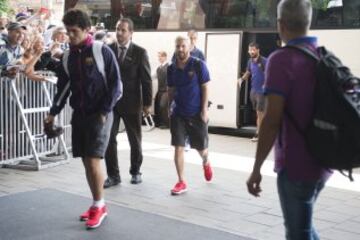 Un aficionado ha tratado de llegar hasta Messi en la llegada del Barcelona a Estocolmo pero ha sido frenado por la seguridad del conjunto azulgrana.