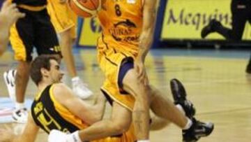 <b>VICTORIA CANARIA.</b>En el último cuarto, con Víctor Baldo y Mario Fernández en cancha, el conjunto que entrena Maldonado frenó la inspiración del AEK Atenas.