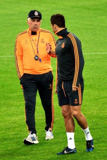 Carlo Ancelotti habla con Cristiano Ronaldo.