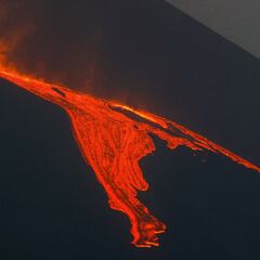 La lava arrasa el cementerio de Las Manchas