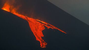 La lava arrasa el cementerio de Las Manchas.