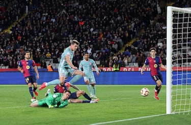 El noruego vuelve a marcar en el descuento. Lino se la cedió para empujarla y Szczesny la tocó, pero no pudo sacarla.