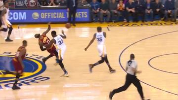 ¡Choque de trenes! ¡Draymond Green dejó KO a LeBron James!