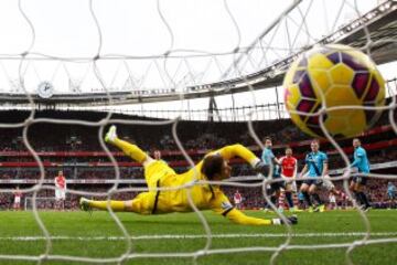 Alexis Sánchez fue la mejor figura de Arsenal: anotó doblete y dio el pase para el tercer gol, en el triunfo sobre Stoke City.