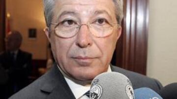 El presidente del Atlético de Madrid, Enrique Cerezo, se mostró tranquilo respecto a la posibilidad de que el Real Madrid se interese por fichar al delantero uruguayo Diego Forlán, tras haberse roto las negociaciones con el Valencia para cerrar el traspaso de Villa al cuadro madridista.