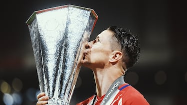 El Niño Torres es considerado una leyenda del club madrileño. Debutó el 27 de mayo de 2001 en el Vicente Calderón contra el Leganés en un encuentro de Segunda División. Se ganaría un puesto durante la temporada siguiente con Luis Aragonés en el banquillo siendo clave en el ascenso a la máxima categoría. En 2007 y con 23 años ponía rumbo a Liverpool siendo la venta (en ese momento) más cara de la entidad. Siete temporadas después regresó a su casa. Recaló cedido por el Milán hasta el final de la 14-15 y en ese verano fichó libre por los colchoneros. En las cuatro temporadas que estuvo jugó una final de la Champions, ganó el único título que tiene con el Atlético (Europa League) y consiguió vencer en partido oficial al Real Madrid.