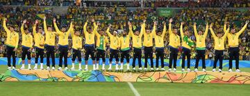 La canarinha, por la traducción de amarillo en portugués. También conocida como La Verdeamarela, Scratch du oro o Auriverde. Su organización está a cargo de la Confederación Brasileña de Fútbol, que pertenece a la Confederación Sudamericana de Fútbol (Conmebol).