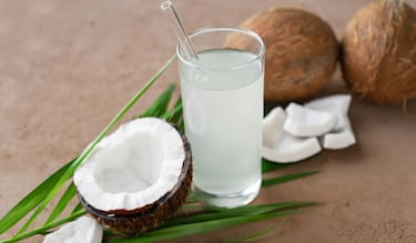 Las sorprendentes razones por las que deberías tomar agua de coco natural