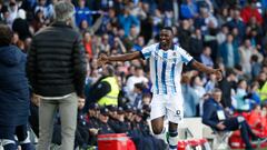 SAN SEBASTIÁN (GIPUZKOA), 26/11/2023.- El delantero nigerniano de la Real Sociedad Umar Sadiq celebra su gol durante el partido de la jornada 14 de LaLiga que ambos clubes disputan este viernes en el Reale Arena de San Sebatián. EFE/ Juan Herrero
