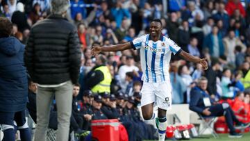 SAN SEBASTIÁN (GIPUZKOA), 26/11/2023.- El delantero nigerniano de la Real Sociedad Umar Sadiq celebra su gol durante el partido de la jornada 14 de LaLiga que ambos clubes disputan este viernes en el Reale Arena de San Sebatián. EFE/ Juan Herrero
