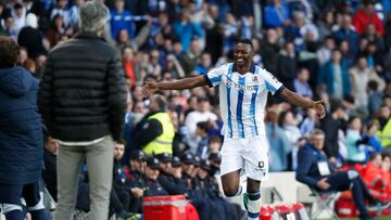 SAN SEBASTIÁN (GIPUZKOA), 26/11/2023.- El delantero nigerniano de la Real Sociedad Umar Sadiq celebra su gol durante el partido de la jornada 14 de LaLiga que ambos clubes disputan este viernes en el Reale Arena de San Sebatián. EFE/ Juan Herrero
