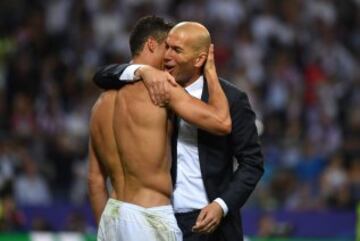 Cristiano Ronaldo y Zidane celebran la undécima Champions del Real Madrid. 