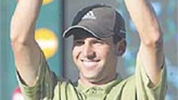 <b>SONRIENTE.</b> Sergio García posa feliz con el trofeo de Sun City.