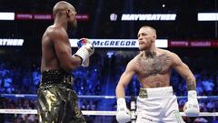 Conor McGregor, en acci&oacute;n ante Floyd Mayweather Jr. durante su pelea en Las Vegas el 26 de agosto de 2017.