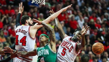 Niko Mirotic y Bobby Portis defienden a Isaiah Thomas.