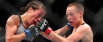 Namajunas golepa a la contra a Jedrzejczyk durante su combate en el UFC 223.