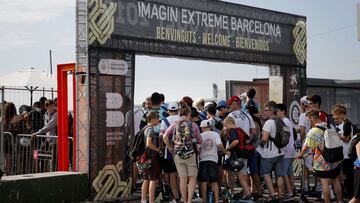 Un grupo de ni&ntilde;os entra al Imagin Extreme Barcelona en el Parc del F&ograve;rum.