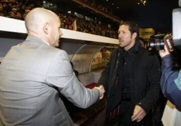 Paco Jémez y Simeone se saludan.