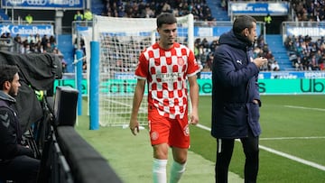 El centrocampista del Girona, Miguel Gutierrez (c) se retira lesionado durante el partido de LaLiga disputado en el estadio Mendizorroza de Victoria. EFE/L. Rico