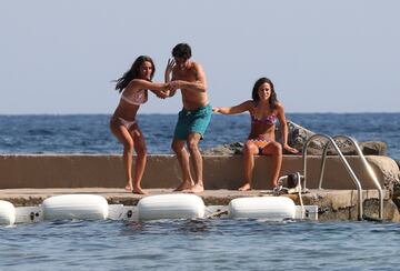 La familia Sainz se encuentra en Mallorca disfrutando de sus playas durante el parón de la Fórmula 1 en este mes de agosto.