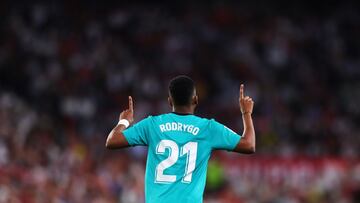 SEVILLE, SPAIN - APRIL 17: Rodrygo of Real Madrid celebrates after scoring his teams first goal during the LaLiga Santander match between Sevilla FC and Real Madrid CF at Estadio Ramon Sanchez Pizjuan on April 17, 2022 in Seville, Spain. (Photo by Fran Sa