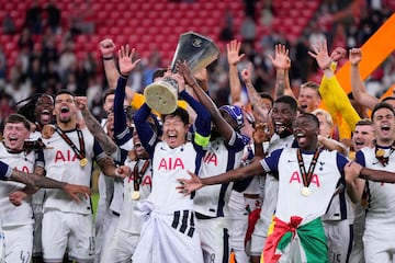 Los jugadores del Tottenham desataron la euforia tras conquistar la Europa League en una noche m¨¢gica en San Mam¨¦s. Abrazos, c¨¢nticos y emoci¨®n pura sobre el c¨¦sped que fue testigo de su gesta hist¨®rica.
