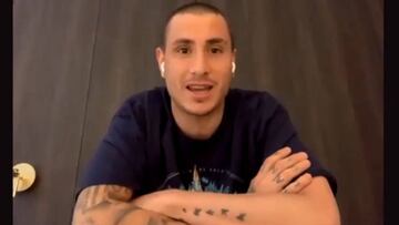 Giménez, del Atlético, durante la charla que mantuvo con Diego, socio rojiblanco.