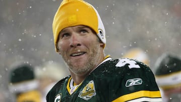 Green Bay Packers quarterback Brett Favre, wearing a hat to keep warm, looks from the bench in the 4th quarter of game against the Seattle Seahawks during their NFC Divisional NFL playoff football game in Green Bay, Wisconsin, January 12, 2008.    REUTERS/Allen Fredrickson        (UNITED STATES)