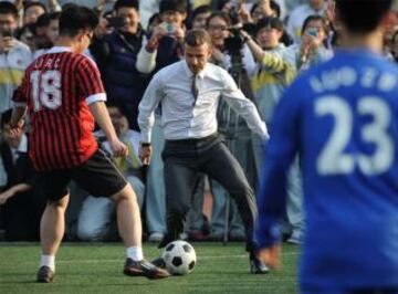 David Beckham fue nombrado embajador del fútbol chino en un acto celebrado en Pekín. El inglés revolucionó a todo el país durante su visita a la capital, donde no dudó en jugar al fútbol con los niños de un colegio pese a que vestía traje y zapatos.