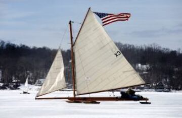 Los amantes de la vela sobre hielo han podido disfrutar más tiempo del río Hudson helado debido al duro invierno que ha padecido el noreste de EEUU.