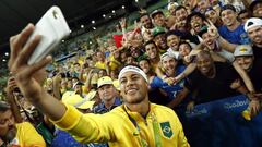Neymar celebra con la afici&oacute;n la medalla de oro en los JJO  de R&iacute;o