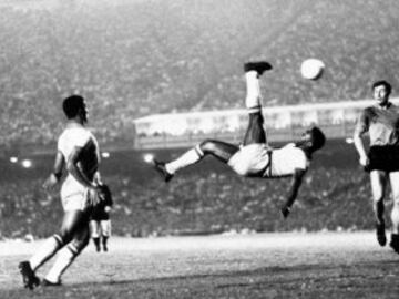 Pelé con el Santos de Brasil. 