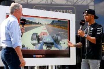 Lewis Hamilton con el expiloto Martin Brundle comenta la pole conseguida.