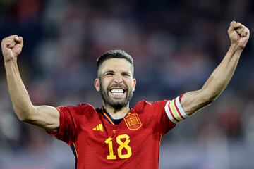 El lateral ha acabado su etapa en la selección como uno de los capitanes de la misma. En total ha disputado 70 partidos defendiendo a 'La Roja' y ha anotado 8 goles en total.