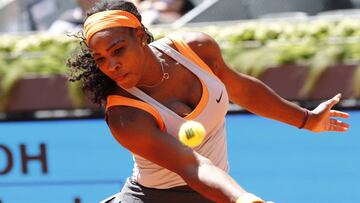 Serena Williams devuelve una bola a Carla Su&aacute;rez durante el Mutua Madrid Open 2015.