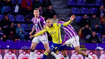 VALLADOLID, 29/02/2025.- El delantero de Las Palmas Sandro Ramírez (c) en acción ante el Valladolid durante el partido de LaLiga EA Sports que Real Valladolid y UD Las Palmas disputan este viernes en el estadio de José Zorrilla de Valladolid. EFE/ R. García