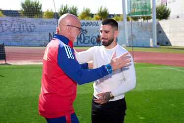 Ilia Topuria saluda al seleccionador nacional, Luis de la Fuente.