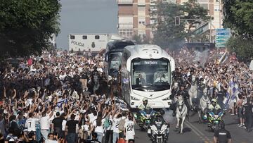 MADRID, 09/05/2023.- Aficionados del Real Madrid reciben a los autobuses del equipo en las inmediaciones del estadio Santiago Bernabéu, escenario este martes del partido de ida de semifinales de la Liga de Campeones de fútbol entre el Real Madrid y el Manchester City. EFE/ Sergio Pérez
