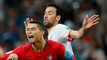 Busquets y Cristiano, en un partido entre España y Portugal.