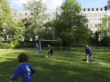 Unos niños juegan en Ladbroke Square Gardens, en Londres.