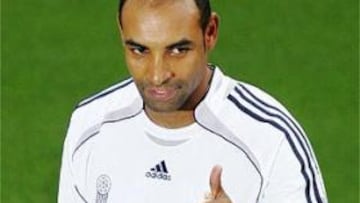 <b>EL SEGUNDO.</b> La segunda incorporación a la plantilla blanca, tras Cannavaro, vestirá su nueva camiseta esta misma tarde.