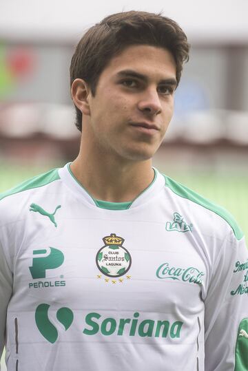 Ulises Rivas (Santos) – 1 Liga MX (Santos): Ulises Rivas va por su segundo título de la Liga MX, antes ya supo lo que es levantar el título con Santos. 