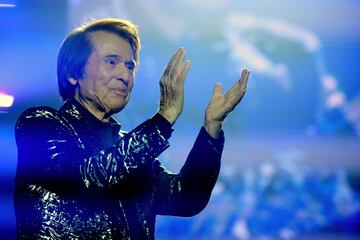 El cantante jiennense ha afirmado en m¨¢s de una ocasi¨®n que se realiz¨® 'liftings' faciales para intentar frenar los efectos del envejecimiento en su piel. F¨ªsicamente, al menos, s¨ª parece encontrarse bien, ya que, cumplidos los 80 a?os, sigue todav¨ªa dando guerra sobre los escenarios.