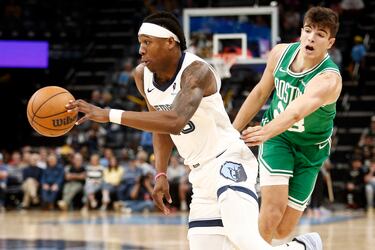 El alero de los Memphis Grizzlies, GG Jackson II, dribla al base de los Boston Celtics, Hugo González, durante el tercer cuarto en el FedExForum.