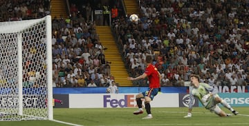2-0. Dani Olmo marc車 el segundo gol en un mano a mano con Alexander N邦bel.