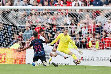 QUINTANAR DE LA ORDEN (TOLEDO), 01/11/2023.- El defensa francés Loic Badé (i) y el portero noruego Orjan Nyland (d), ambos del Sevilla, tratan de detener la ocasión del Quintanar durante el encuentro de primera ronda de Copa del Rey entre el Club Deportivo Quintanar y el Sevilla FC este miércoles en el Estadio Alfonso Viller García, en Quintanar de la Orden, Toledo. EFE/ Ismael Herrero
