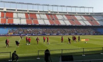 El estadio Vicente Calderón acogió el entrenamiento ante sus aficionados.