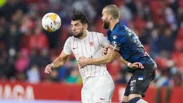 Rafa Mir en una acción ante Víctor Laguardia.