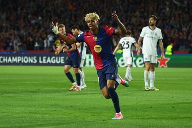 1-2. Lamine Yamal celebra el primer gol.
