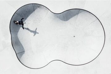 "Un pool, que me recuerda al pintor David Hockney, se convierte en un espacio perfecto de intensidad y flow dando origen a un skatepark". Menci¨®n en Sports.